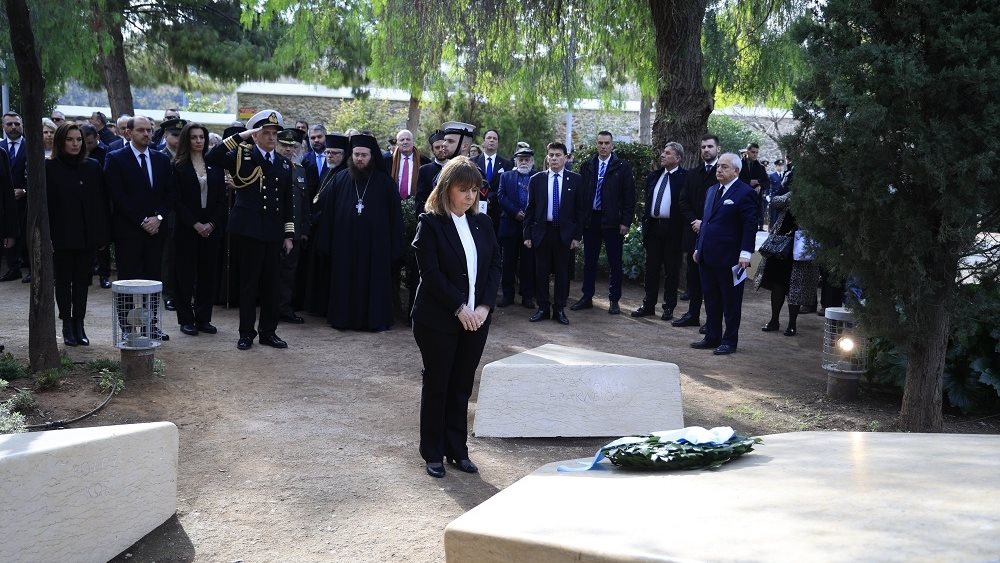 Κ. Σακελλαροπούλου: Κατέθεσε στεφάνι στο Μνημείο Ολοκαυτώματος στο Θησείο