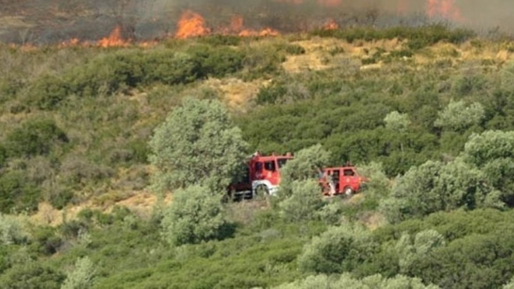 Μεγάλη φωτιά σε δύσβατη ορεινή περιοχή του Ρεθύμνου