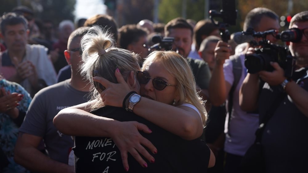 Σερβία: Απεργία πείνας ξεκίνησε μητέρα θύματος της τραγωδίας του Νόβι Σαντ - Ένταση μπροστά από το Κοινοβούλιο