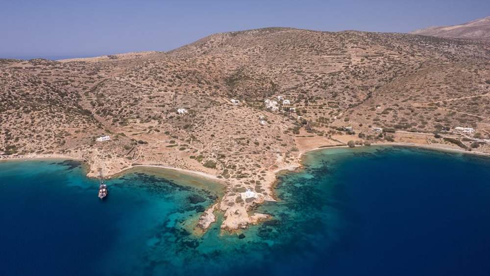 Αμοργός: Το απέραντο γαλάζιο που αντιστέκεται στην τουριστική κάμψη και διατηρεί την αυθεντικότητά του