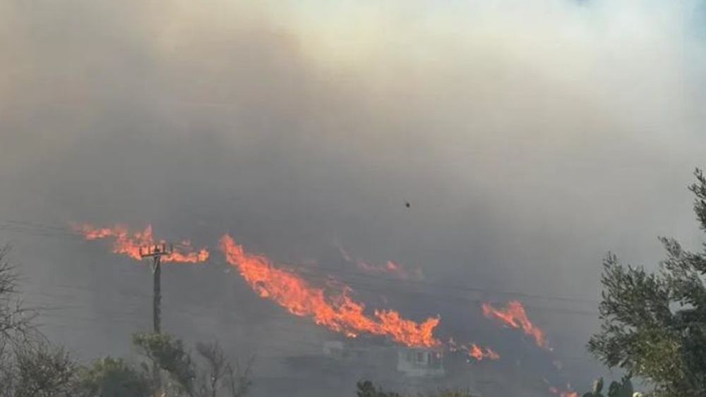 Μαίνεται η πυρκαγιά στη Σέριφο - Ολονύχτια μάχη με τις φλόγες