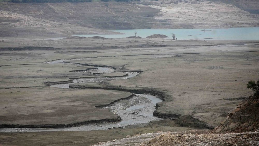 &quot;Στεγνώνουν&quot; Μόρνος και Υλίκη παρά τις βροχές - Σοκαριστικές οι νέες εικόνες από drones