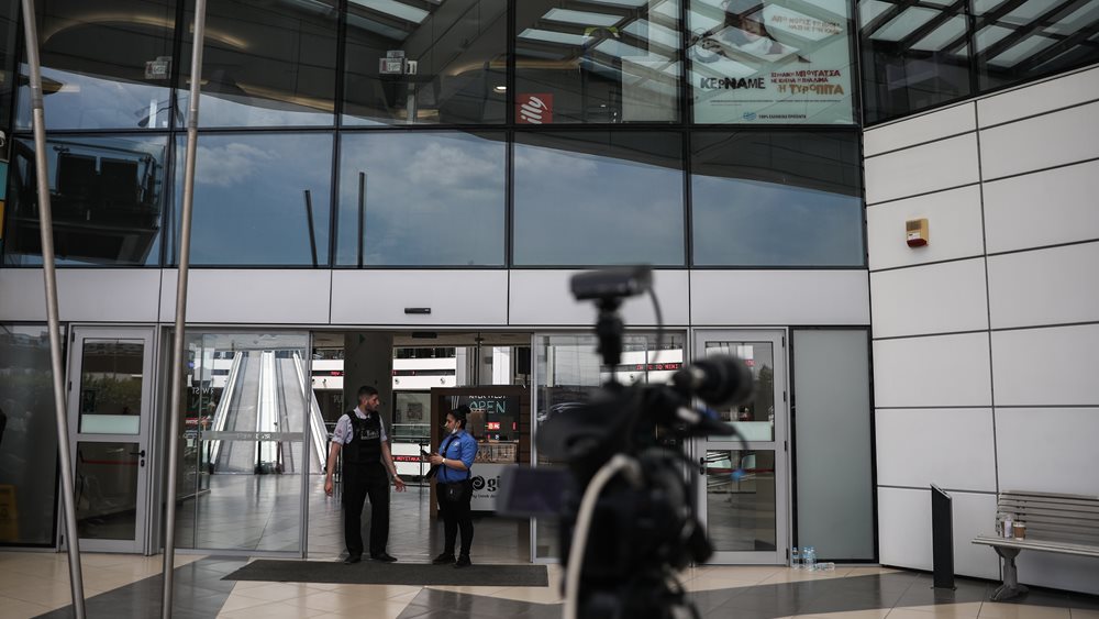 Αιγάλεω: Άνδρας έπεσε με το αυτοκίνητό του σε τζαμαρία εμπορικού κέντρου καταδιώκοντας γυναίκα - "Είμαι απεσταλμένος του Θεού"