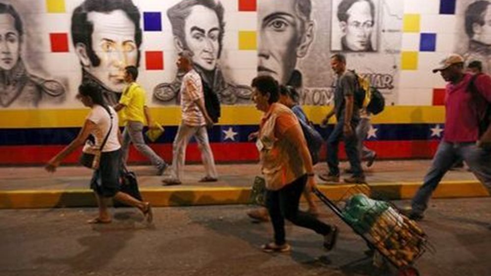 Βενεζουελανοί αναζητούν τρόφιμα στην Κολομβία