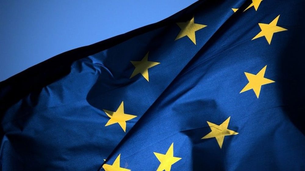 Bloomberg: Η ΕΕ εξετάζει σχέδια έκτακτης ανάγκης για την προστασία της οικονομίας από τους δασμούς του Τραμπ