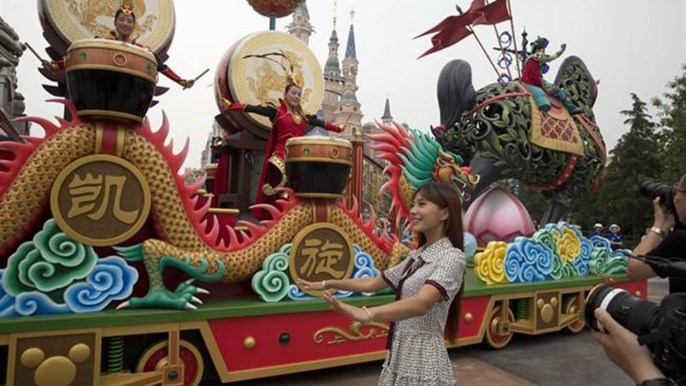Έκλεισε το πάρκο της Disney στη Σανγκάη λόγω κορονοϊού - Δεν αποχωρούν οι επισκέπτες χωρίς αρνητικό τεστ