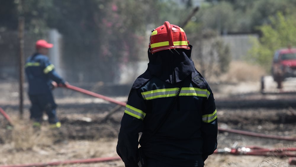 Πάτρα: Έχει περιοριστεί η φωτιά κοντά σε εργοστάσιο στο Γομοστό