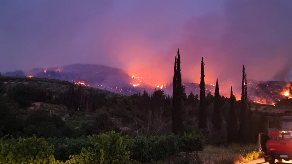 Χωρίς ενεργό μέτωπο η φωτιά στην Κορινθία, ολυνύχτια μάχη με εστίες αναζωπύρωσης - Στο σημείο ο Β. Κικίλιας
