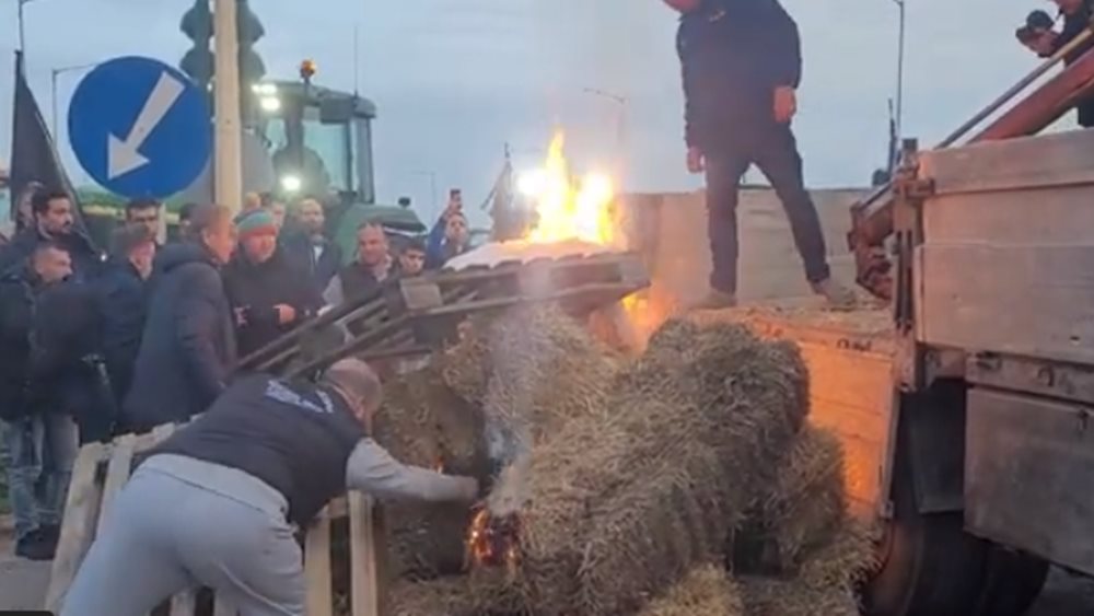 Νέα μπλόκα από τους αγρότες σε Πλατύκαμπο, Καρδίτσα με φωτιές σε άχυρο και παλέτες