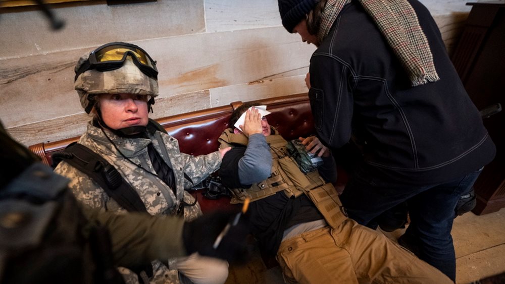 Πρωτοφανής βία στο Καπιτώλιο: Εισέβαλαν οπαδοί του Τραμπ -έπεσαν πυροβλισμοί