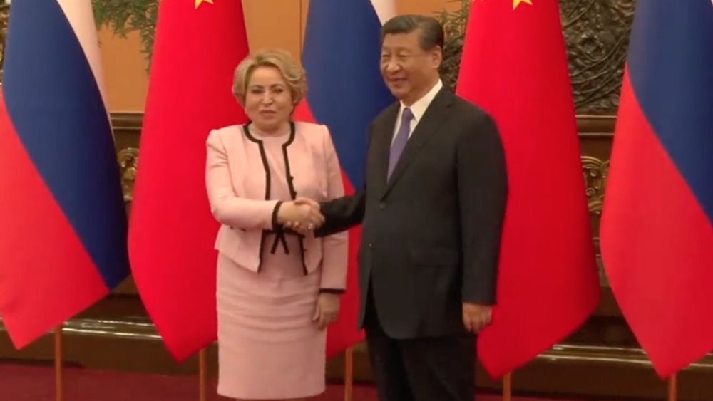 Πρόεδρος Άνω Βουλής Ρωσίας από το Πεκίνο: Μπορούμε να ακουμπάμε στους &quot;φιλικούς ώμους&quot; της Κίνας