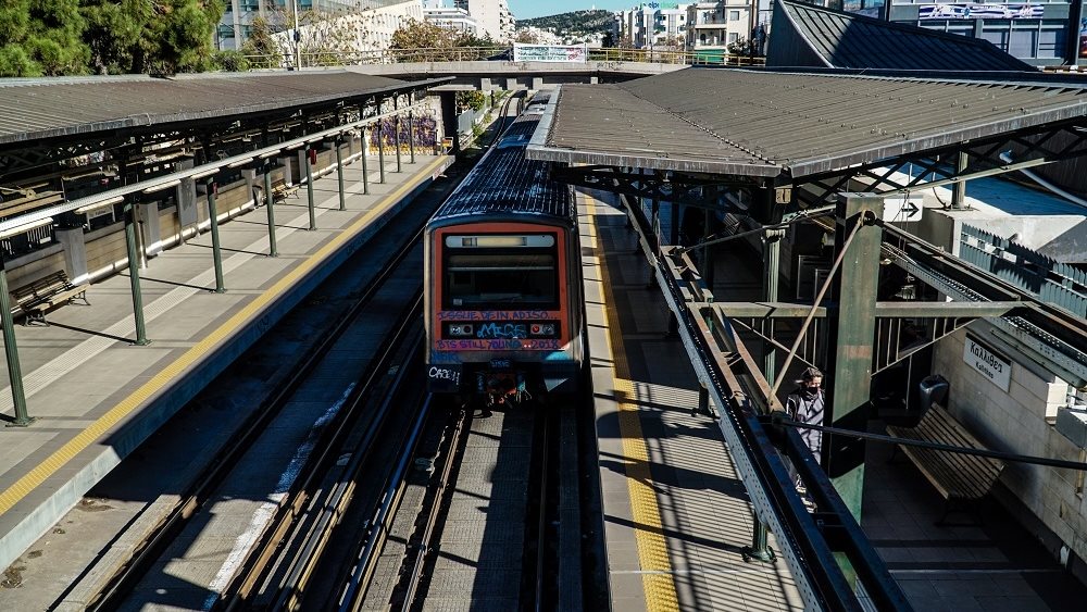 Άνδρας ανασύρθηκε νεκρός από τις γραμμές του ηλεκτρικού στην Καλλιθέα