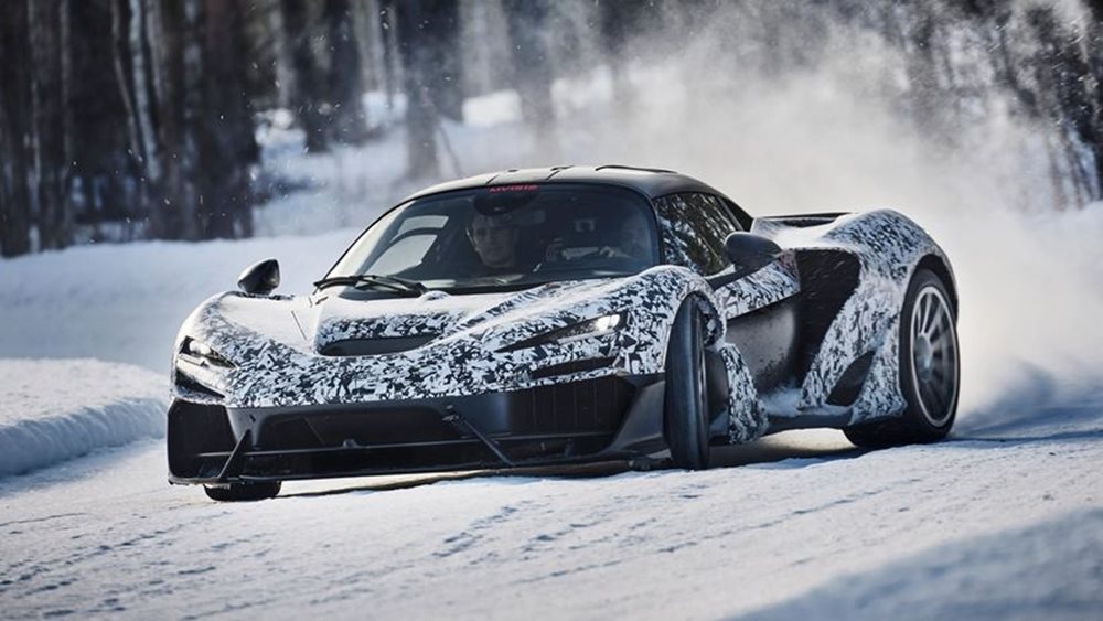 Δείτε την McLaren W1 να ντριφτάρει στο χίονι (video)