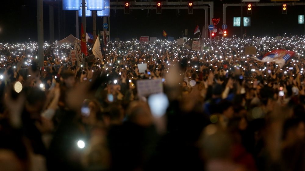 Σερβία: Ο πρωθυπουργός παραιτείται, οι διαδηλωτές επιμένουν