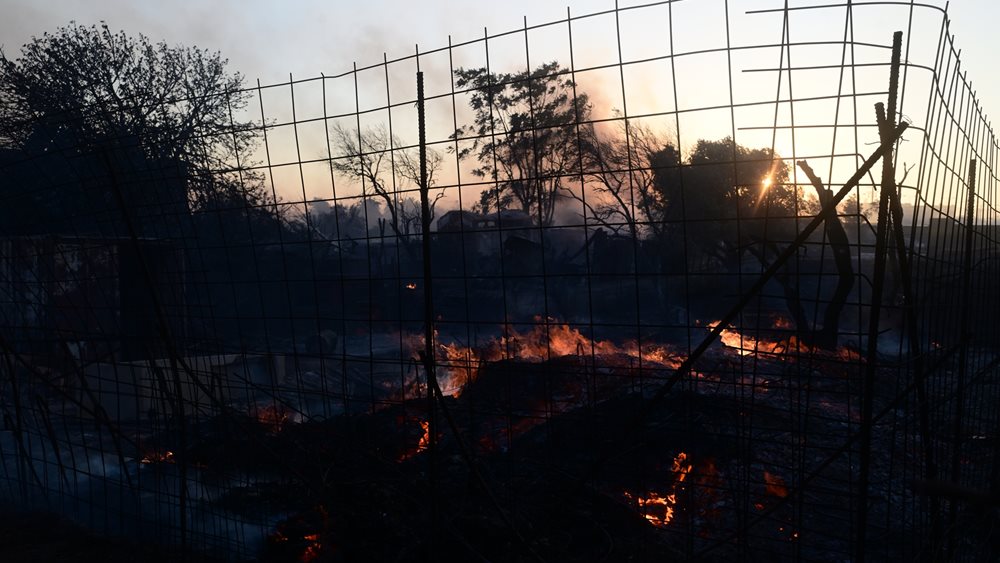 Φωτιά σε οικόπεδο με απορρίμματα στο Μαρκόπουλο Αττικής- Προειδοποιητικό μήνυμα 112 στους κατοίκους της περιοχής