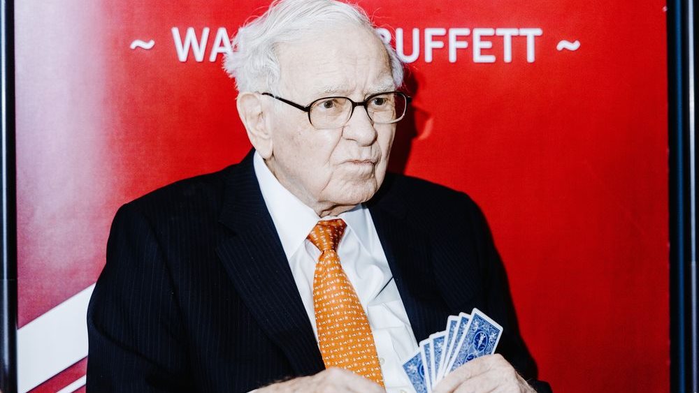 Τα ανησυχητικά &quot;σήματα&quot; που στέλνει ο Warren Buffett εγκαταλείποντας τις τράπεζες και επενδύοντας στον χρυσό