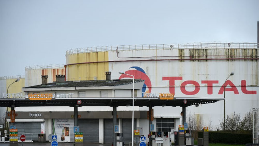 Γαλλία: Η TotalEnergies δηλώνει έτοιμη να διεξάγει συνομιλίες για τους μισθούς από τον Οκτώβριο για να λήξουν οι απεργίες