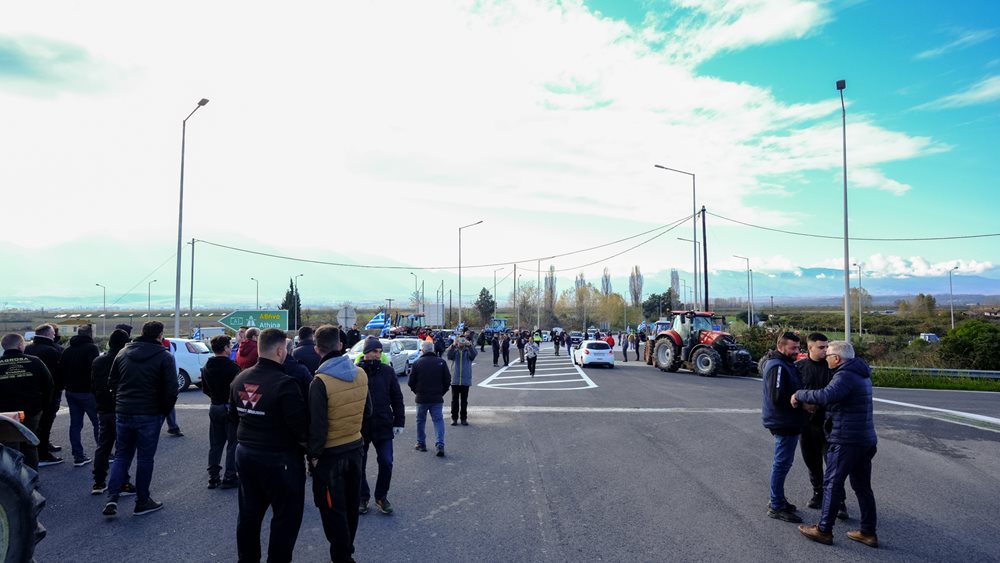 Κυβερνητικές &quot;Συμπληγάδες&quot; από τα αγροτικά μπλόκα - Στις 3 το μεσημέρι συνάντηση Τσιάρα με τους βουλευτές της ΝΔ