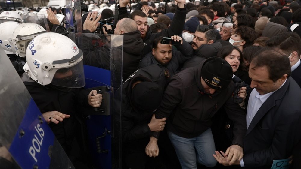 Νέες αντιδράσεις στην Τουρκία για τη σύλληψη Ιμάμογλου - Νύχτα έντασης με διαδηλώσεις παρά τις απαγορεύσεις