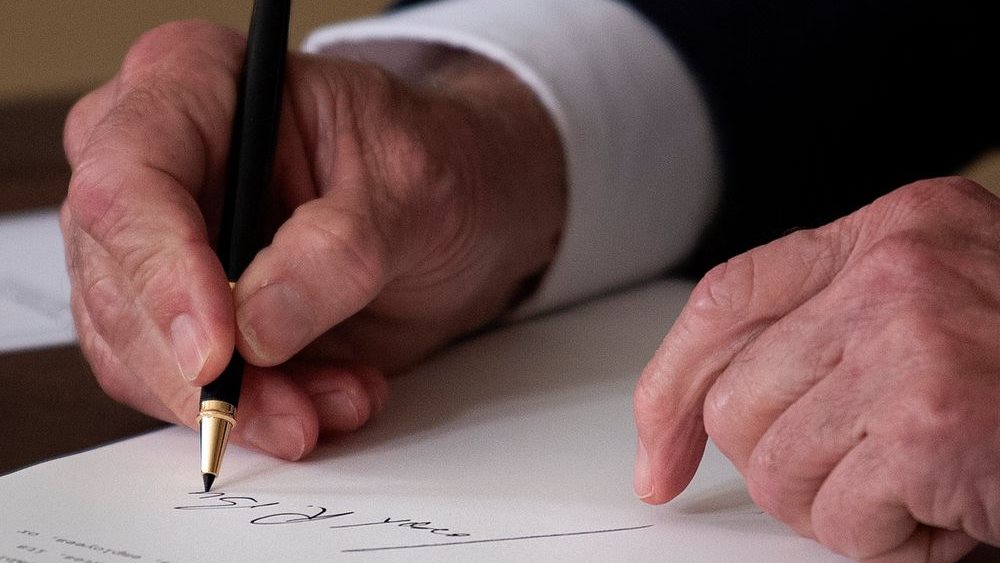 Πώς ο Μπάιντεν υποκύπτει στον οικονομικό λαϊκισμό δεξιάς και αριστεράς