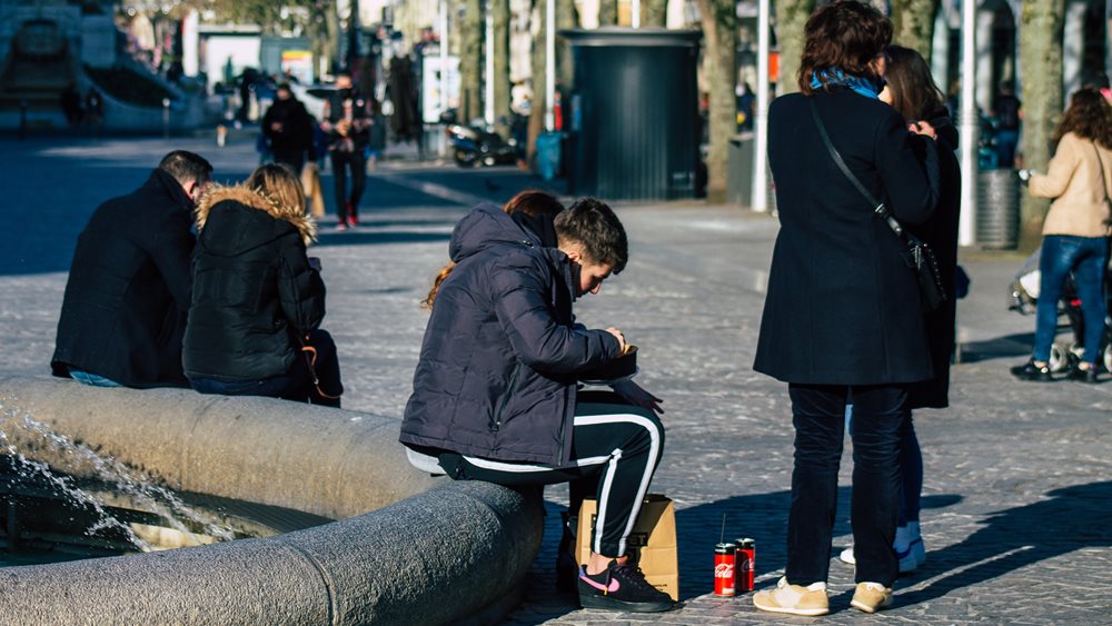Ακριβότερο και δυσκολότερο γίνεται το κάπνισμα στη Γαλλία
