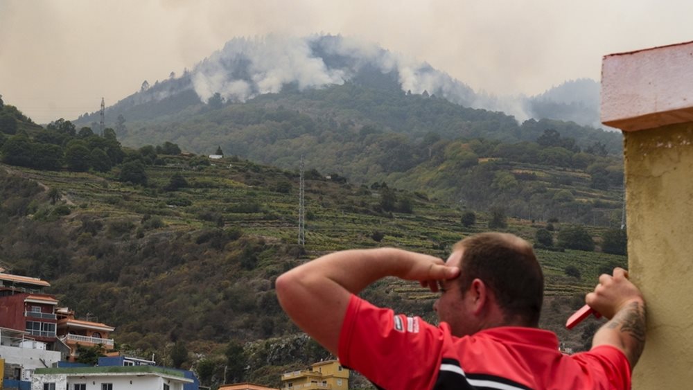 Ισπανία - πυρκαγιές: 26.000 άνθρωποι απομακρύνθηκαν από τα σπίτια τους στην Τενερίφη