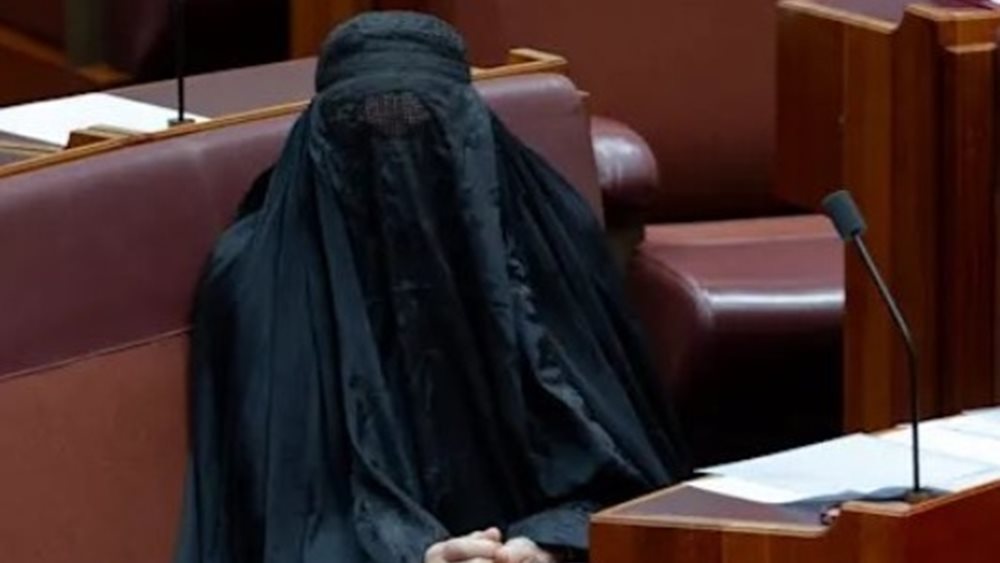 Αυστραλία: Η ακροδεξιά Πολίν Χάνσον αποβλήθηκε από τη Γερουσία μετά την απόφαση να εμφανιστεί με μπούρκα