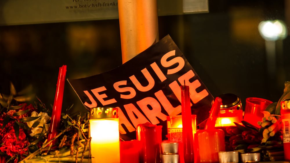 Charlie Hebdo: &quot;Παραμένουμε απτόητοι&quot;