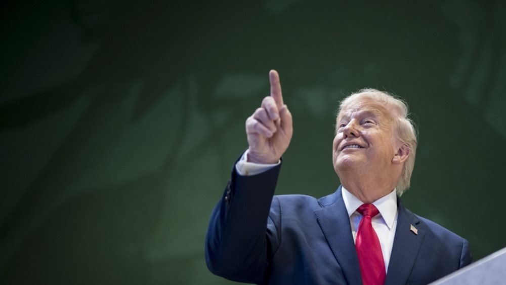 Politico: Δυσπιστία στην ΕΕ μετά την αναδίπλωση Τραμπ - "Δολοφόνησε το αμερικανικό μας όνειρο"