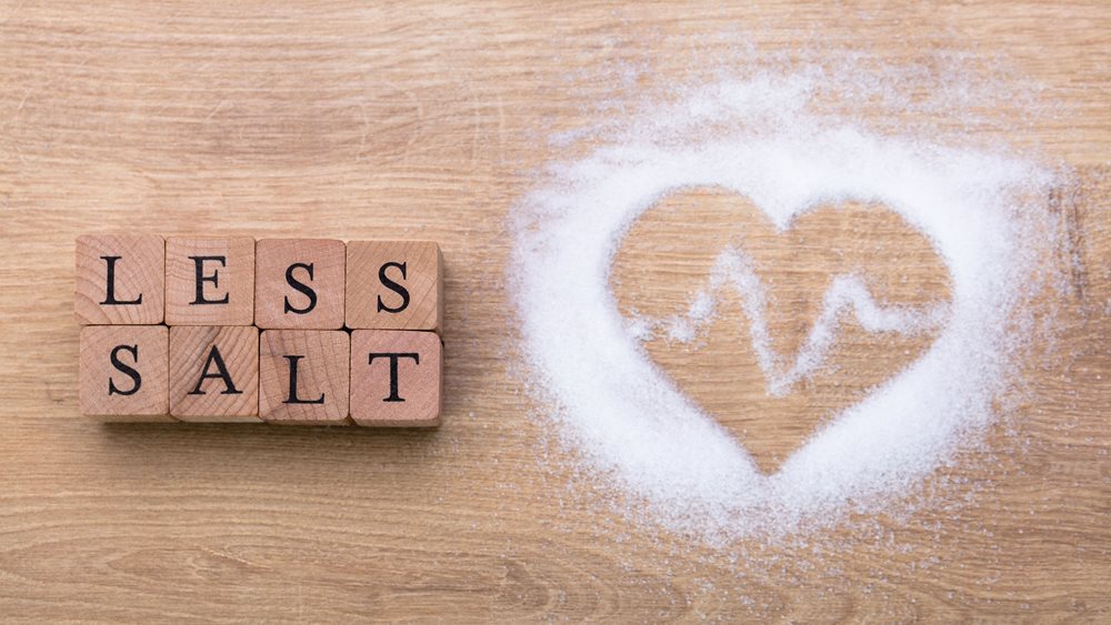 Μήπως τρώτε πολύ αλάτι; Οι κίνδυνοι και πώς θα ξέρετε πόσο αλάτι τρώτε