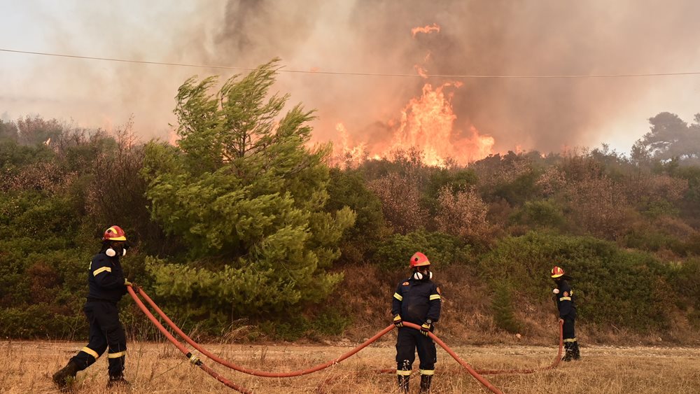 Καβάλα: Συνεχίζεται η επιχείρηση κατάσβεσης της φωτιάς στο Παγγαίο Όρος