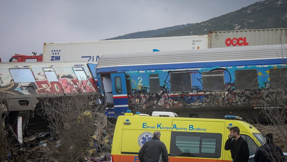 57 κεριά άναψαν στα Τίρανα, για τα θύματα των Τεμπών