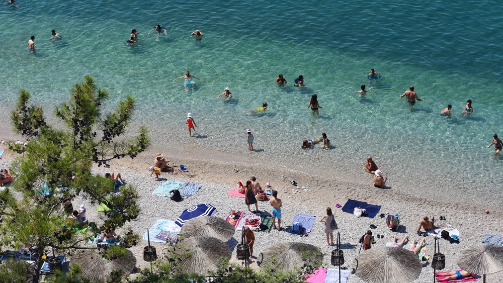 Associated Press: Οι τιμές αποκλείουν τους Έλληνες από τους εμβληματικούς προορισμούς της χώρας τους