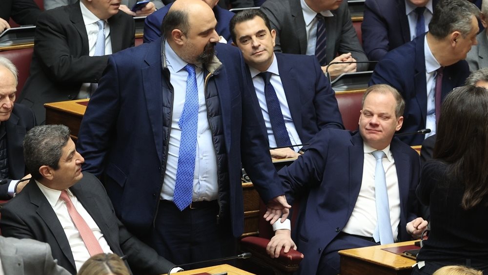 Τέμπη: Γιατί το Μαξίμου ακολουθεί "μοντέλο Τριαντόπουλου" για Καραμανλή