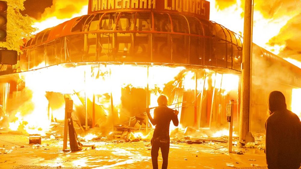 Εικόνες χάους στις ΗΠΑ: Και τρίτος νεκρός από πυρά στην Ινδιανάπολη