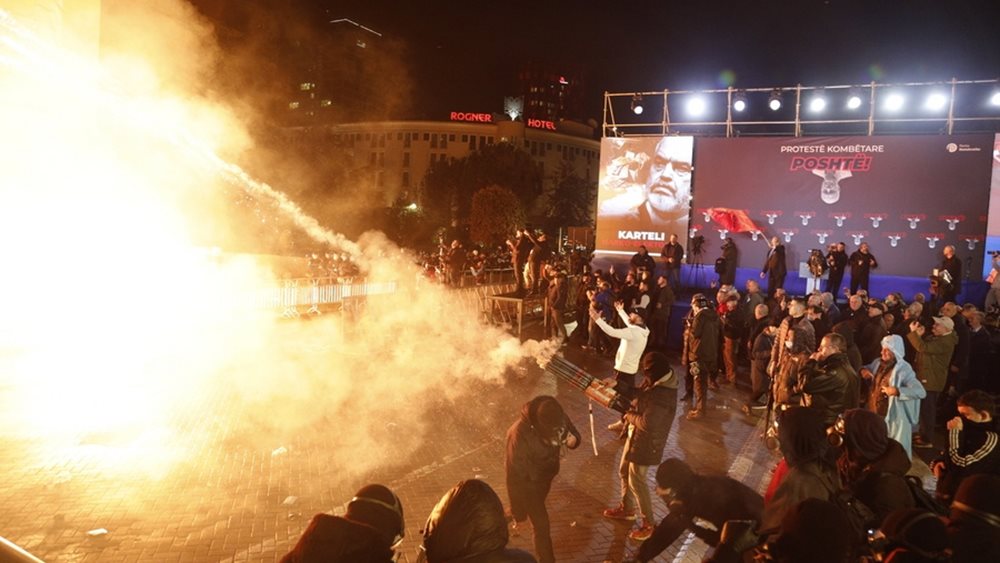 Νέα διαδήλωση της αντιπολίτευσης στην Αλβανία, 16 αστυνομικοί τραυματίες