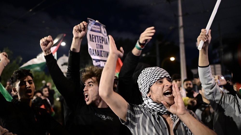 Επίθεση των ΜΑΤ με χημικά στους διαδηλωτές έξω από την Ισραηλινή πρεσβεία
