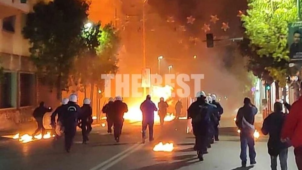 Πάτρα: Επεισόδια στο κέντρο κατά την πορεία για την επέτειο του Πολυτεχνείου - Προσαγωγές από την αστυνομία