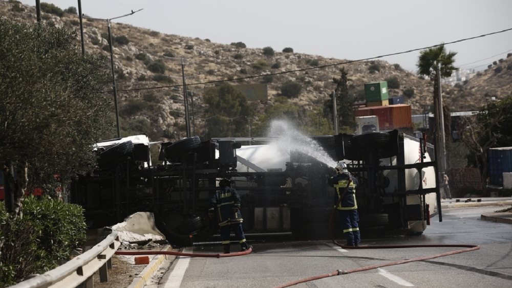 Εκκενώνεται η δομή Σχιστού για προληπτικούς λόγους μετά την ανατροπή βυτιοφόρου που μετέφερε υγραέριο
