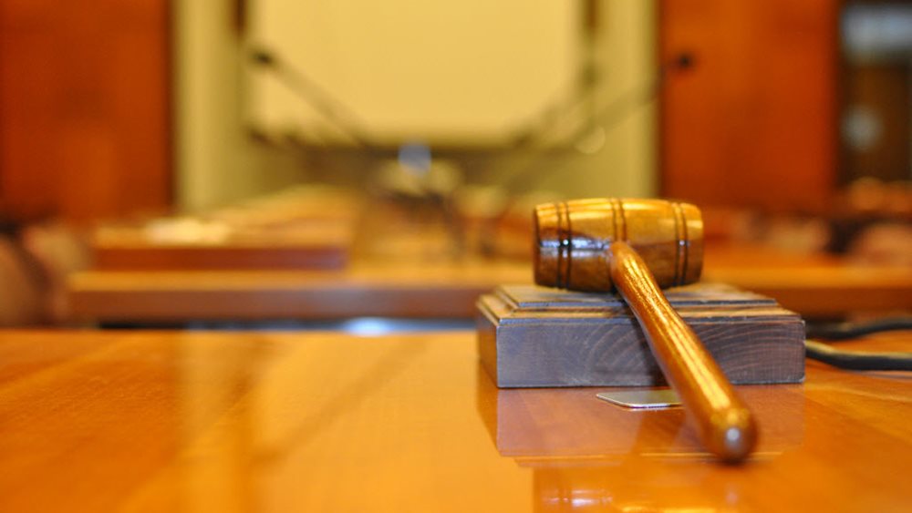 Φυλάκιση τουλάχιστον ενός έτους στους υπευθύνους καταστημάτων που δίνουν αλκοόλ και καπνικά είδη σε ανήλικους