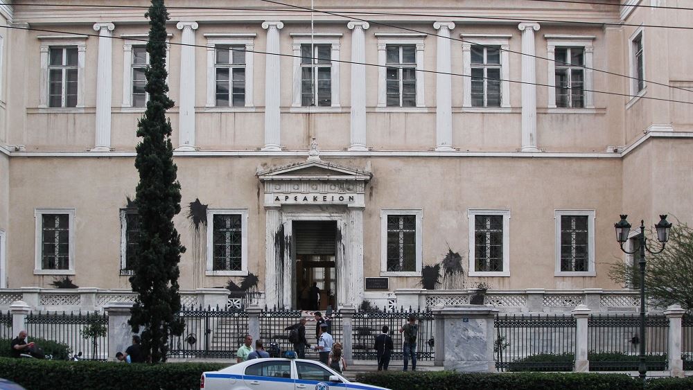 Μέτρα απαγόρευσης: Προσφυγή στο ΣτΕ για την απαγόρευση μπάνιου στη θάλασσα