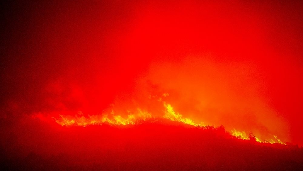 Φωτιά στην Κορινθία: Ολονύχτια μάχη με τις φλόγες - Μαίνεται ανεξέλεγκτη