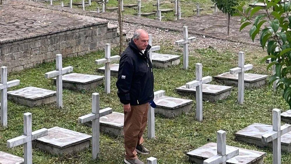 Φόρο τιμής στα μνημεία πεσόντων Ελλήνων στη Βόρεια Ήπειρο απέτισε ο Κ. Καραμανλής