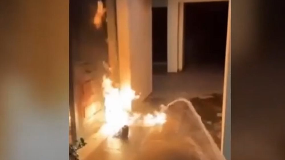 Επίθεση με γκαζάκια σε είσοδο πολυκατοικίας στην Ηλιούπολη