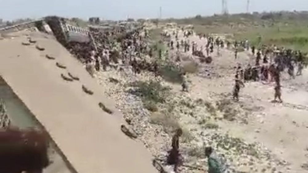 Πακιστάν: Τουλάχιστον 30 νεκροί και περισσότεροι 80 τραυματίες από εκτροχιασμό επιβατικού τρένου