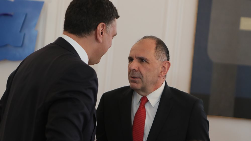 Συνάντηση Β. Κικίλια-Γ. Γεραπετρίτη μετά τις επιθέσεις με drones σε ελληνικής διαχείρισης δεξαμενόπλοια στη Μαύρη Θάλασσα