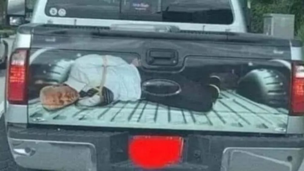 Ο Τραμπ ανήρτησε φωτογραφία που απεικονίζει τον Μπάιντεν δεμένο χειροπόδαρα