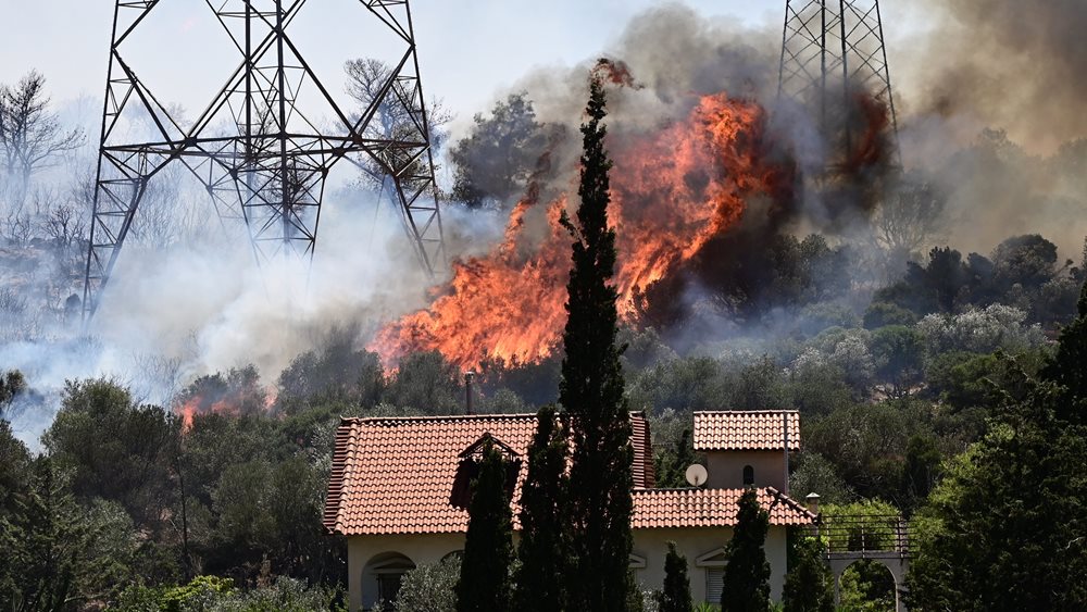 Πυρκαγιά στον Κουβαρά: Διακοπή κυκλοφορίας στη λεωφόρο Αναβύσσου