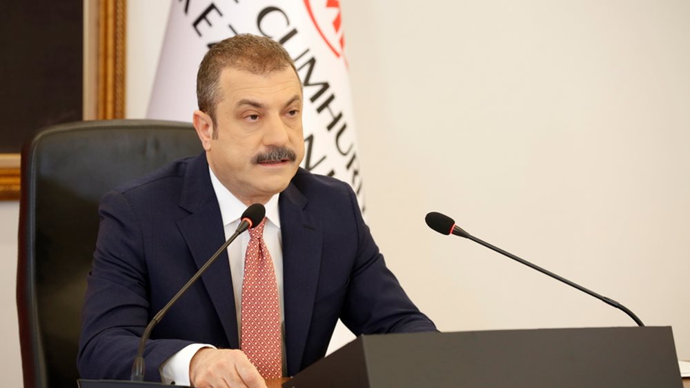 Απώλεια αξιοπιστίας για τον Τούρκο κεντρικό τραπεζίτη: Μείωσε επιτόκια για να σώσει την καρέκλα του;
