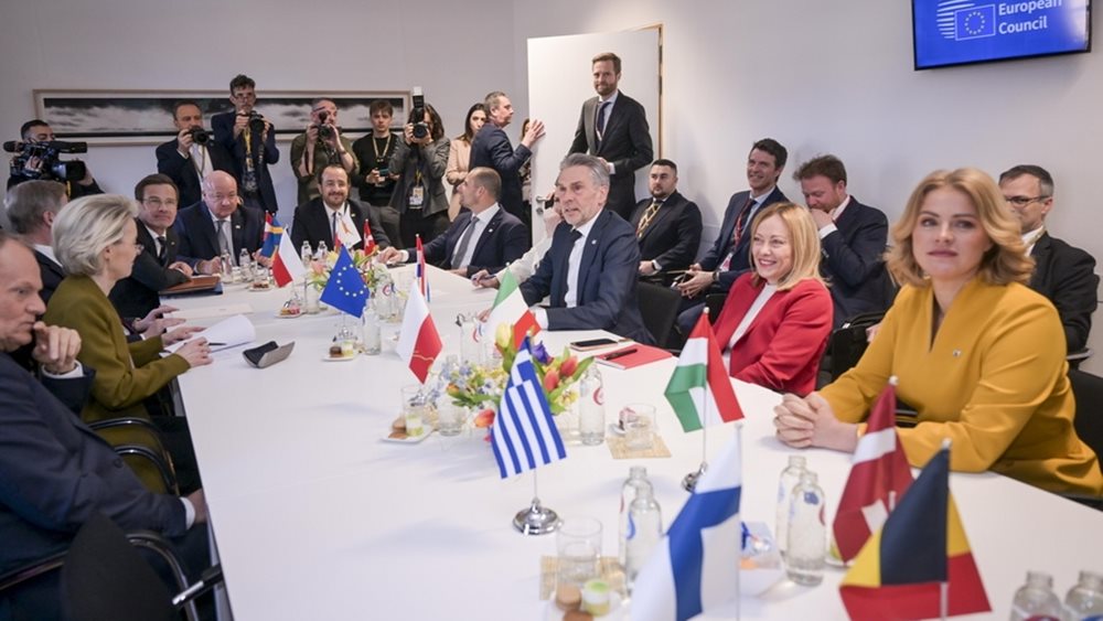 Bloomberg - Σύνοδος Κορυφής ΕΕ: Γαλλία και Ιταλία καθυστερούν το "πράσινο φως" για τα πυρομαχικά στην Ουκρανία